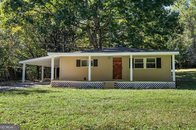 view of front of property featuring a front lawn and a carport