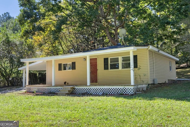 view of front of home with a carport and a front yard