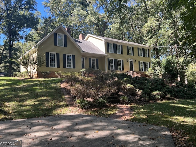 colonial house featuring a front yard