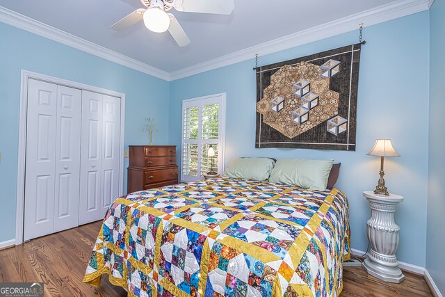 bedroom with hardwood / wood-style floors, ceiling fan, a closet, and crown molding