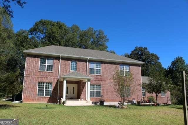 view of front facade featuring a front lawn