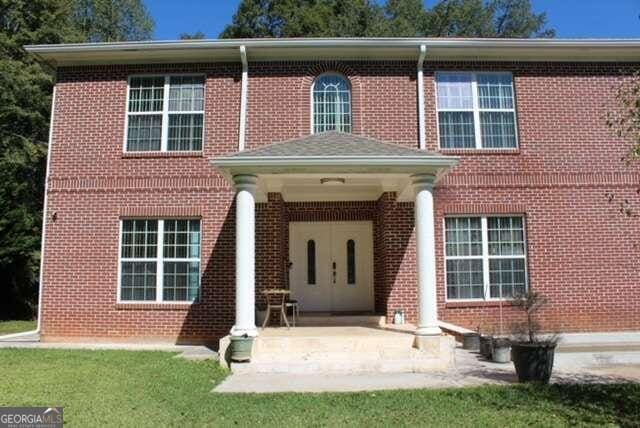 view of front of house with a front lawn