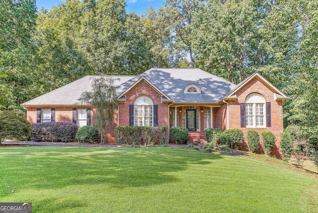 view of front of property featuring a front yard