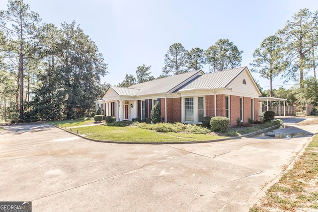 view of front of house with a front yard