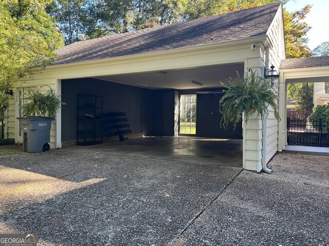 view of front of home with covered porch and a front lawn