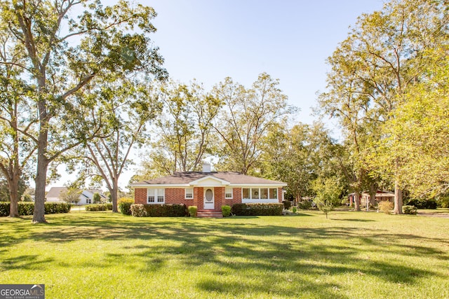 single story home featuring a front lawn