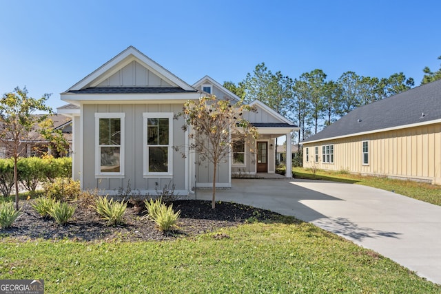 view of front of property featuring a front yard