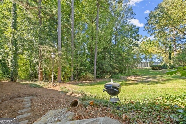 view of front property featuring a front lawn