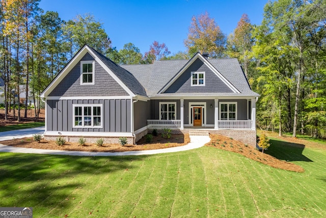 craftsman house featuring covered porch and a front yard