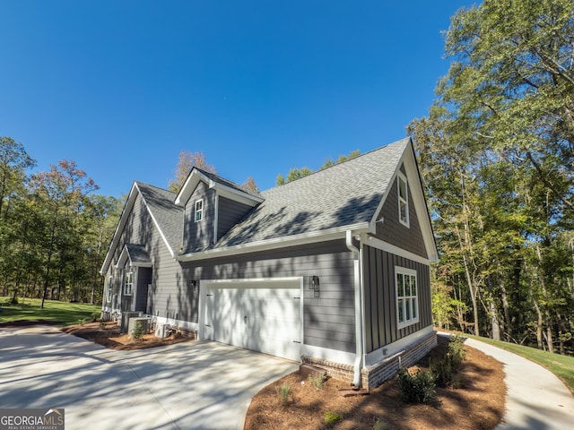 craftsman house with a front lawn and covered porch