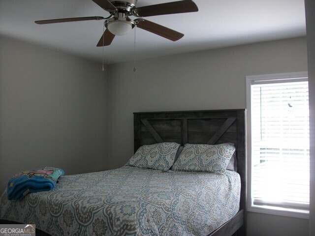 bedroom with ceiling fan