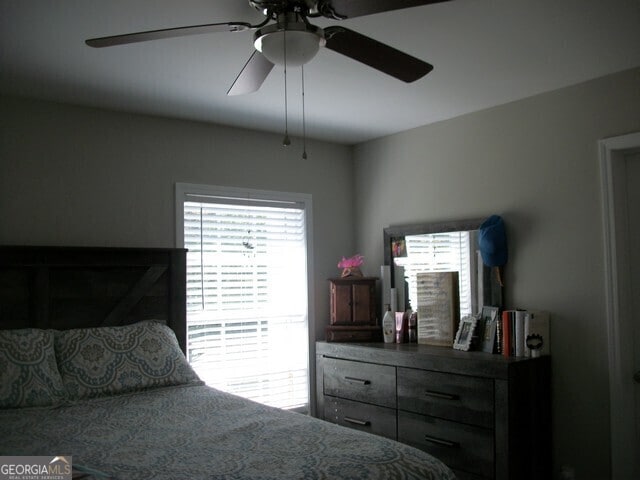 bedroom with ceiling fan