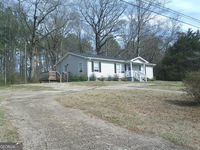 view of front of property featuring a front yard