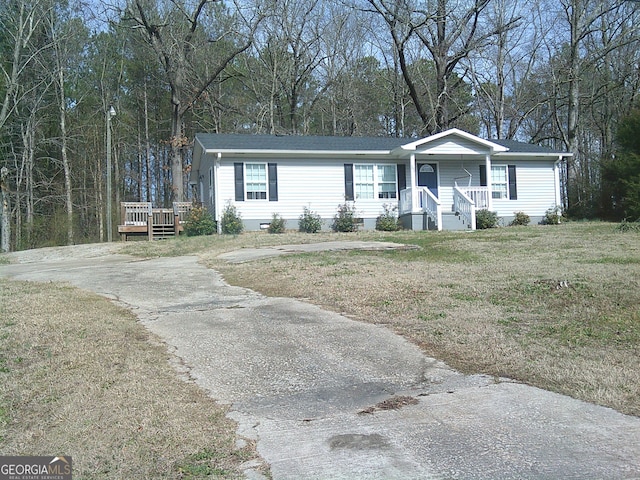 view of front of property featuring a front yard and covered porch