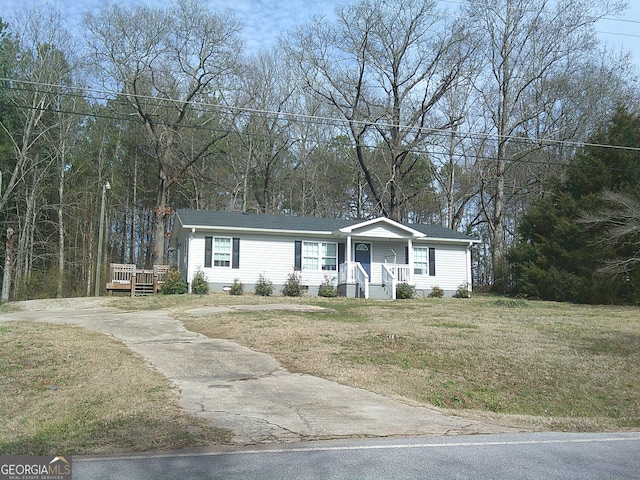 view of front facade featuring a front lawn