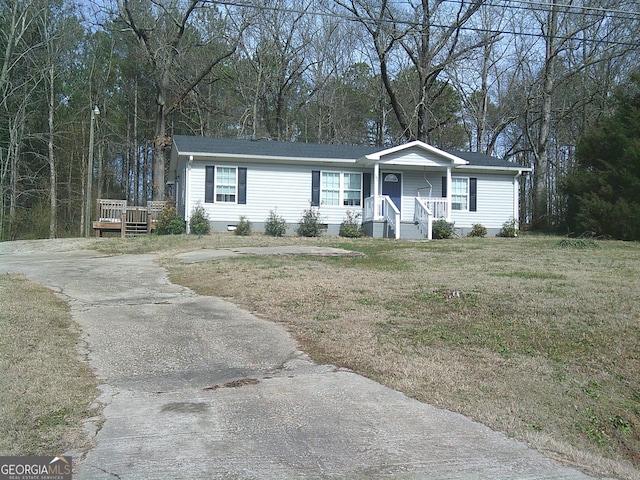 ranch-style home featuring a front yard and covered porch