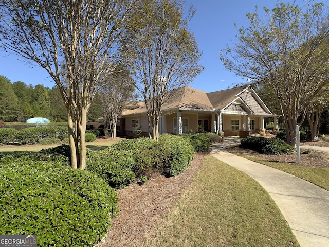 view of front facade featuring a front yard