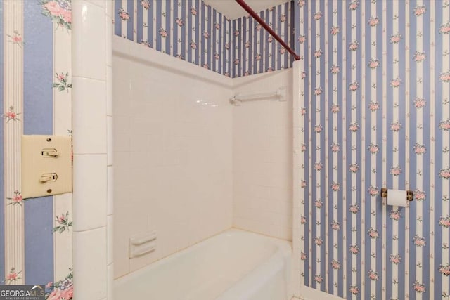 bathroom with tiled shower / bath