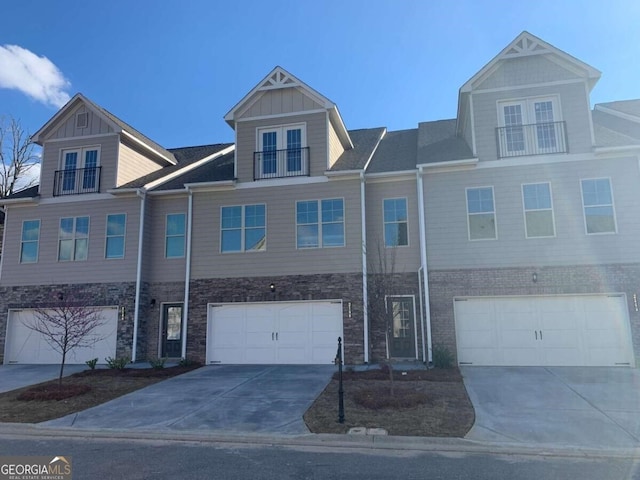 townhome / multi-family property featuring a garage