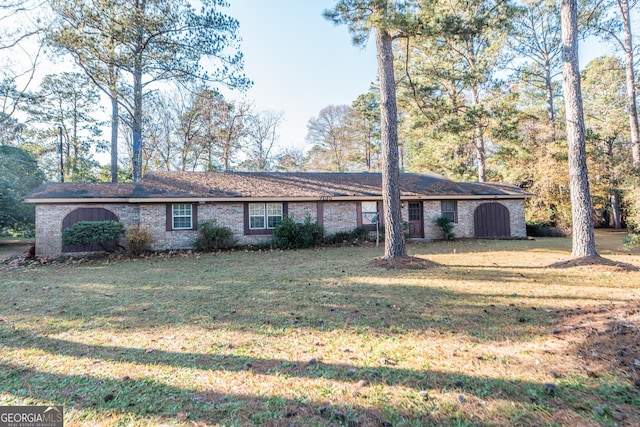 ranch-style home featuring a front lawn