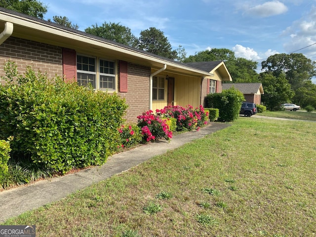 view of front of property featuring a front yard