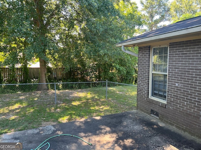 view of yard featuring a patio area