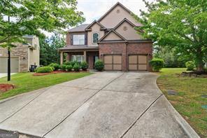 view of front of home featuring a front yard and a garage