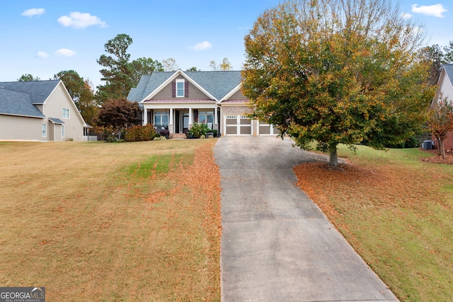 view of front of property featuring a front yard and a porch