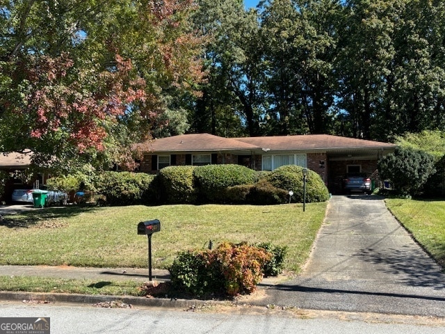 view of front of home featuring a carport and a front yard