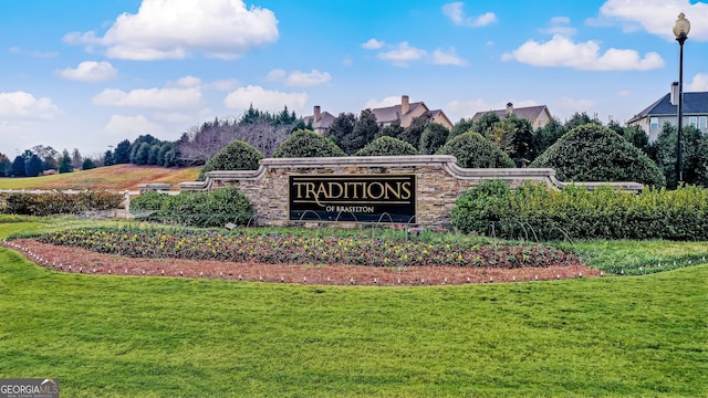 community sign with a lawn