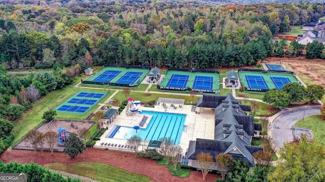 birds eye view of property featuring a wooded view