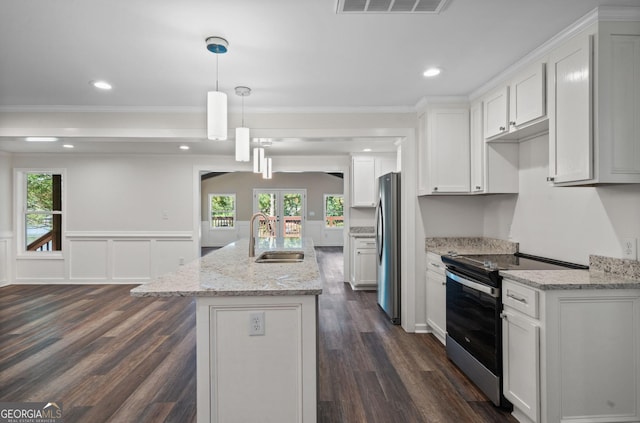 kitchen with sink, an island with sink, appliances with stainless steel finishes, dark hardwood / wood-style flooring, and white cabinetry