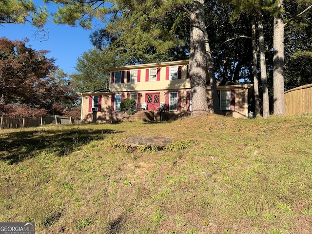 view of front of home featuring a front yard