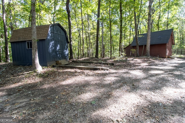 view of yard featuring a storage shed