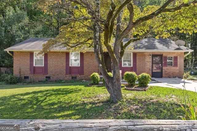 view of front facade with a front yard