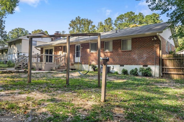 view of front of property featuring a front yard