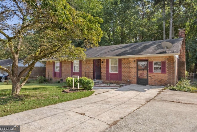 single story home featuring a front lawn