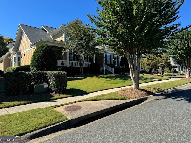 view of front facade featuring a front lawn