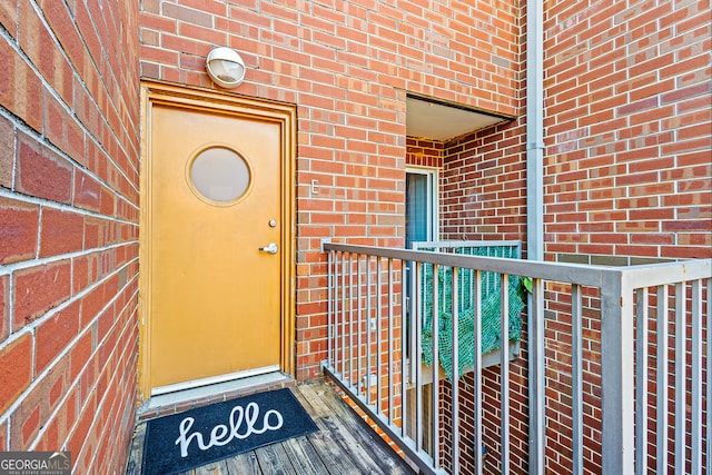 property entrance featuring a balcony