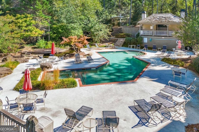 view of swimming pool featuring a patio area