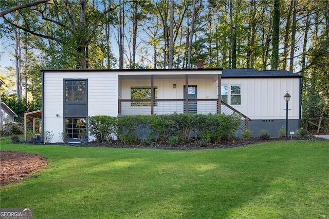 view of front of property with a front lawn