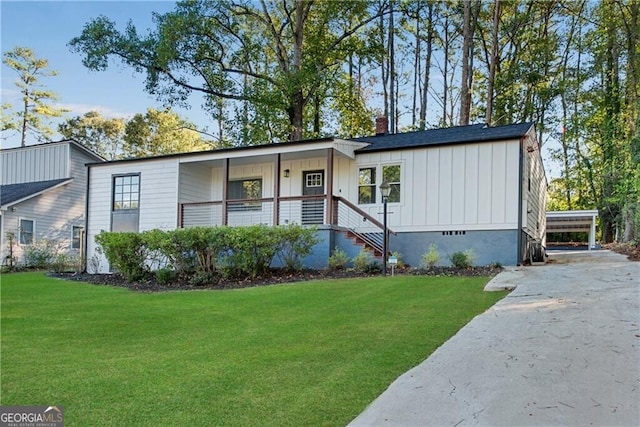 view of front of property featuring a front lawn