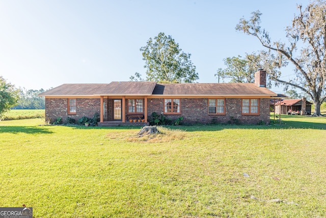 ranch-style house featuring a front yard