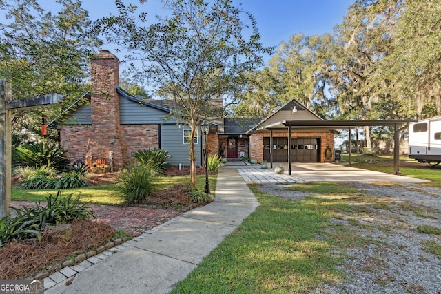 view of front of home featuring a front yard and a carport