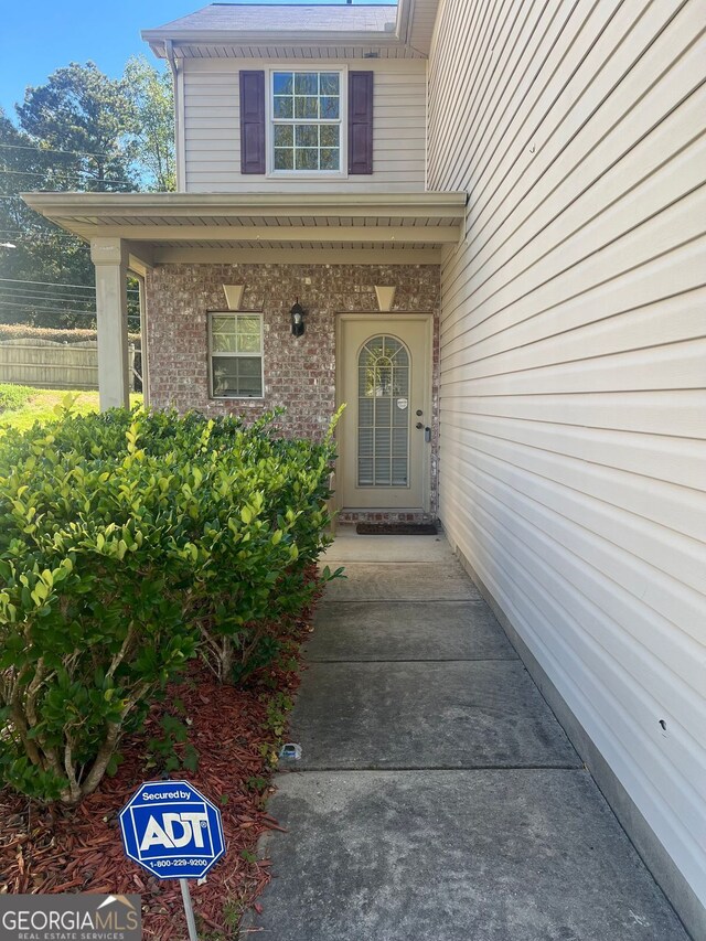 view of front of house featuring a garage and a front lawn