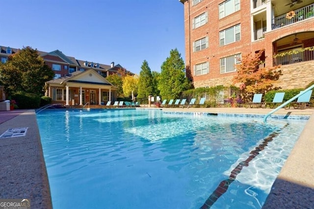 view of swimming pool