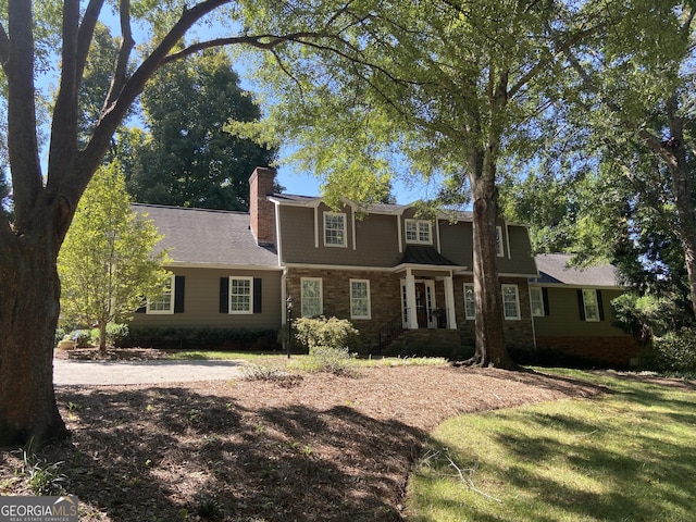 view of front facade with a front yard