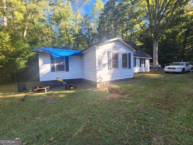 view of front facade with a front yard