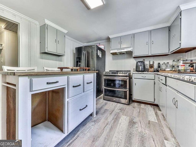 kitchen with range with two ovens, light hardwood / wood-style floors, crown molding, and gray cabinets