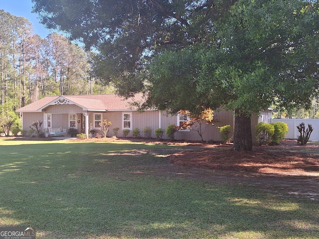 view of front of house featuring a front yard